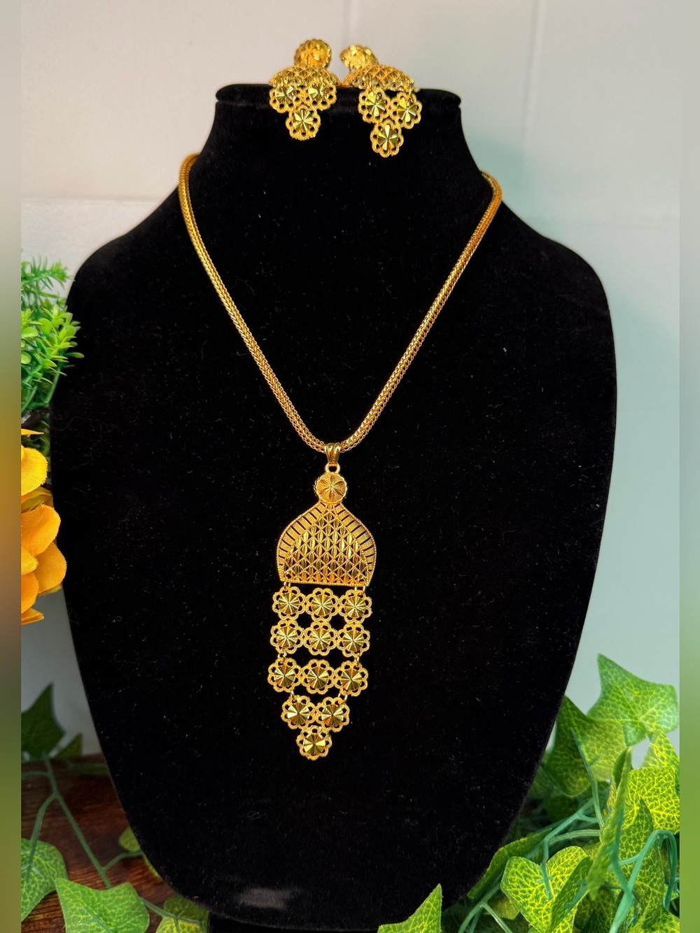 Elegant Gold Filigree Pendant Necklace and Earrings Set